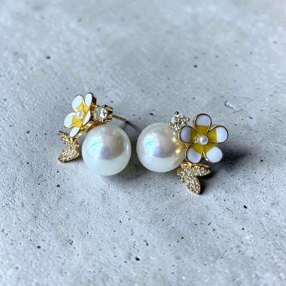 Jewelry - Round Freshwater Pearl Stud Earrings Butterfly Flower Gold Tone 🦋
